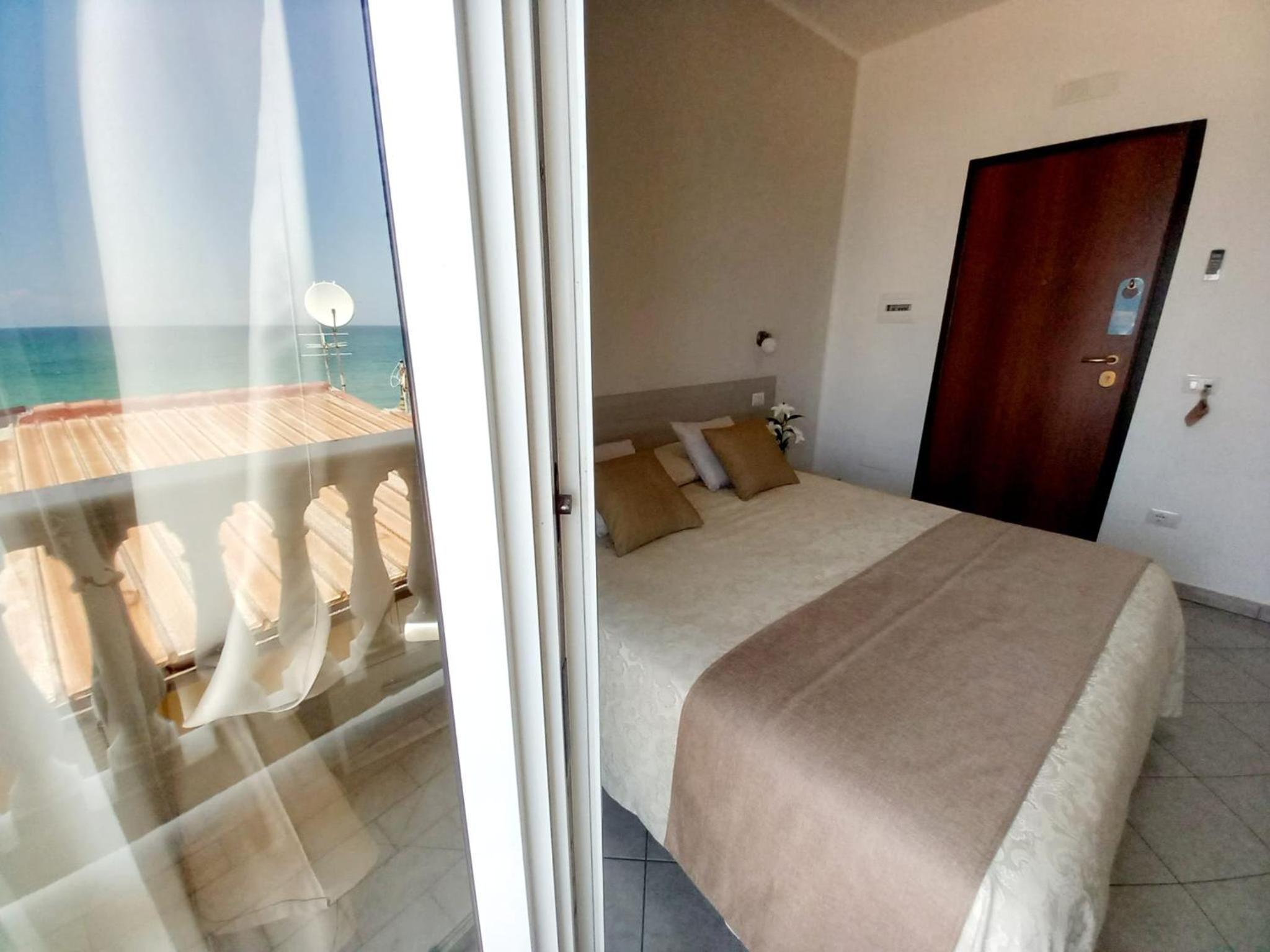 Deluxe Double Room with Sea View photo 2