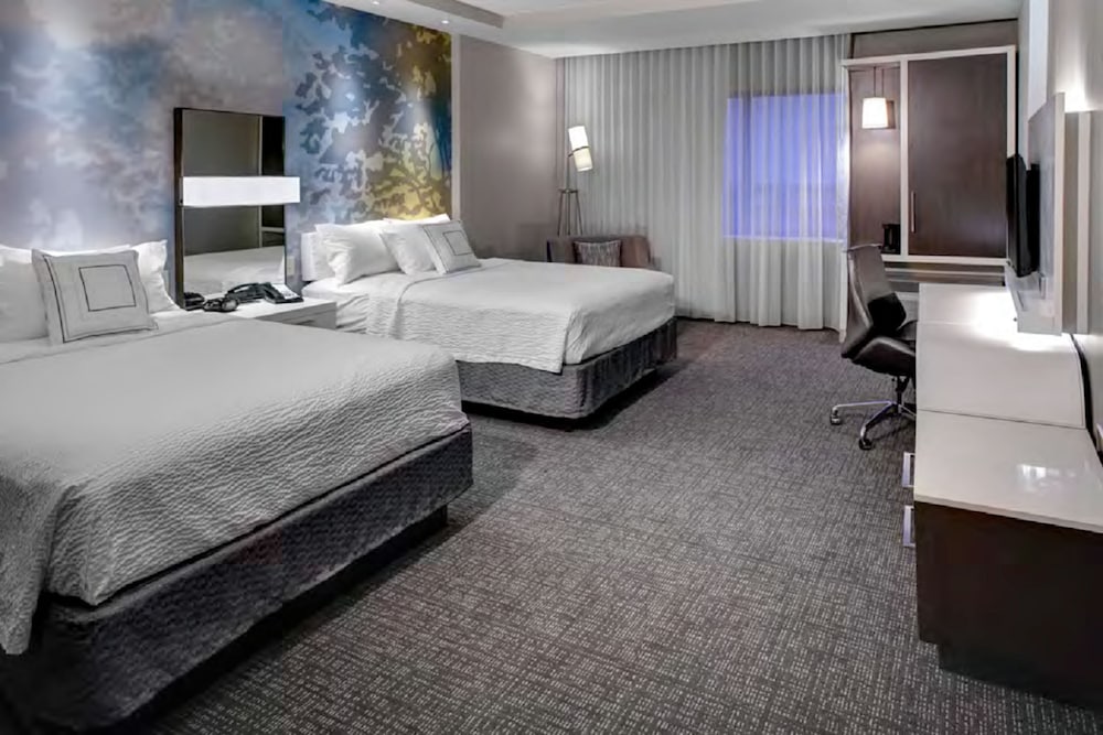 Room, 2 Queen Beds (Mobility/Hearing Access, Roll-In Shwr)