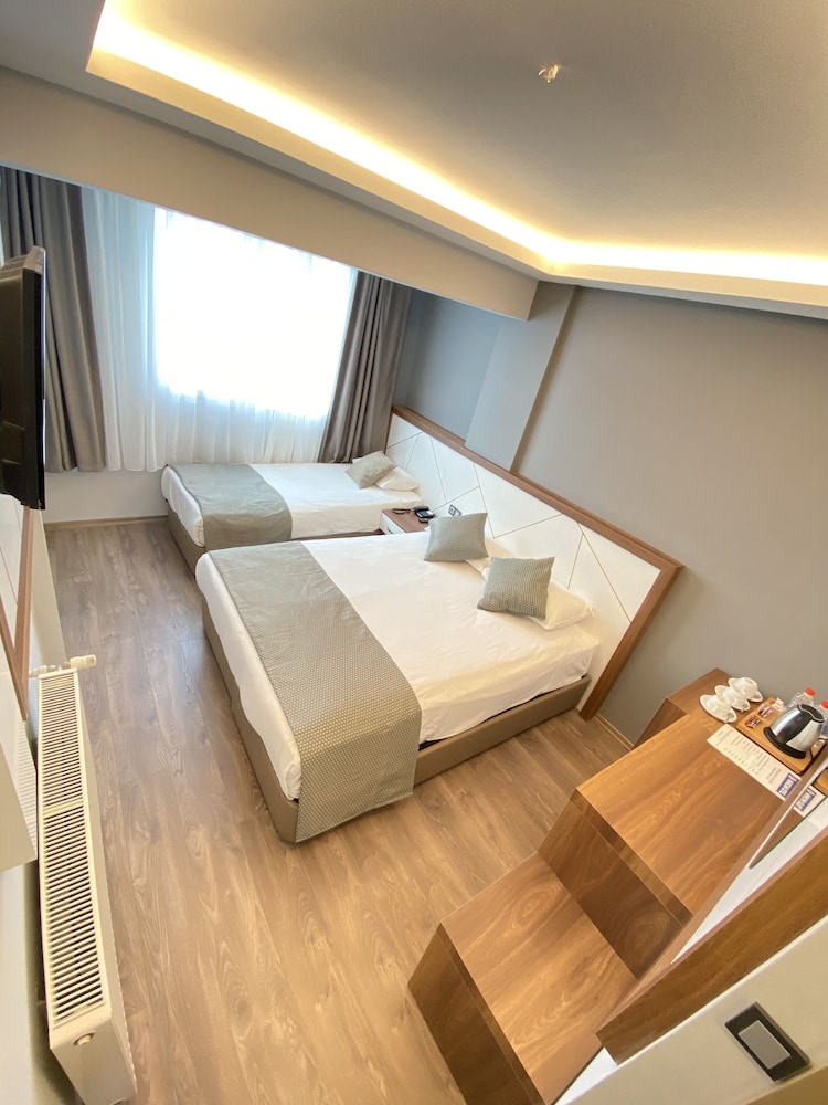 Family Room, Multiple Beds thumbnail 5