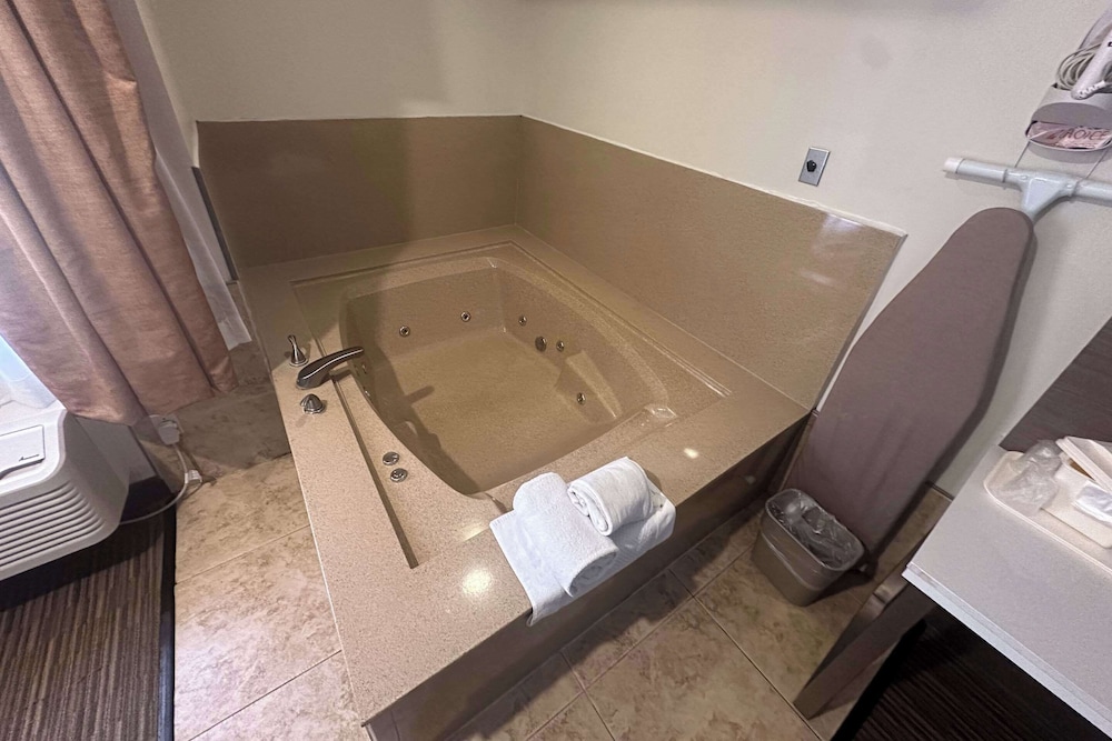 Deluxe Room, 1 King Bed, In-Room Jetted Tub, Non Smoking - Photo 2