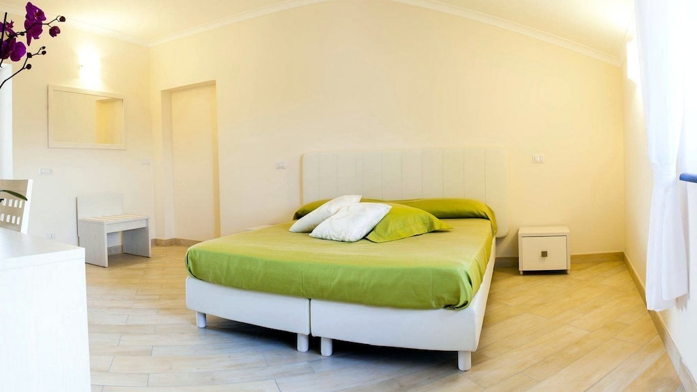 Deluxe Triple Room, Partial Sea View