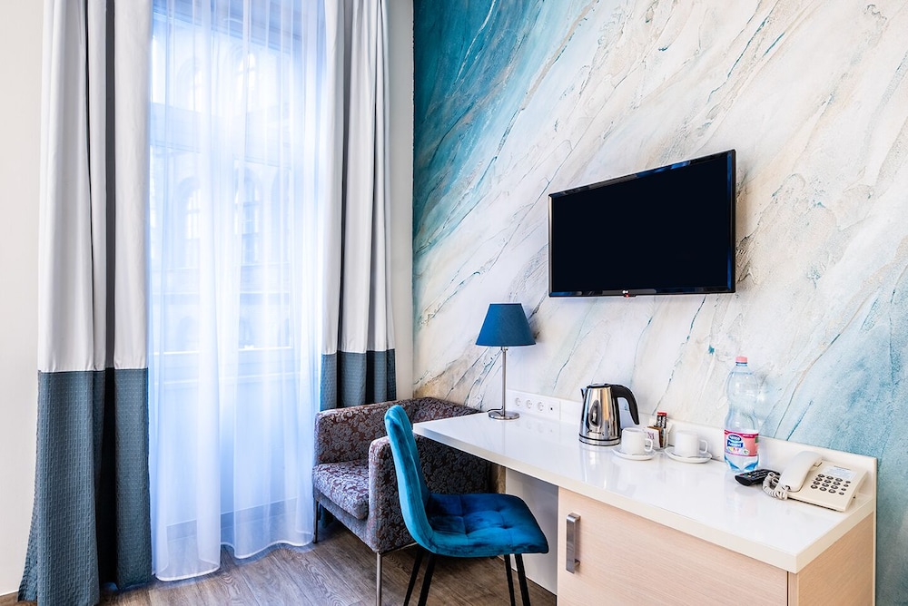 Plus Double or Twin Room with Street View - Photo 3