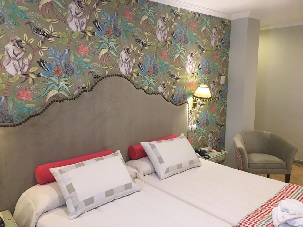 Standard Twin Room - Photo 17