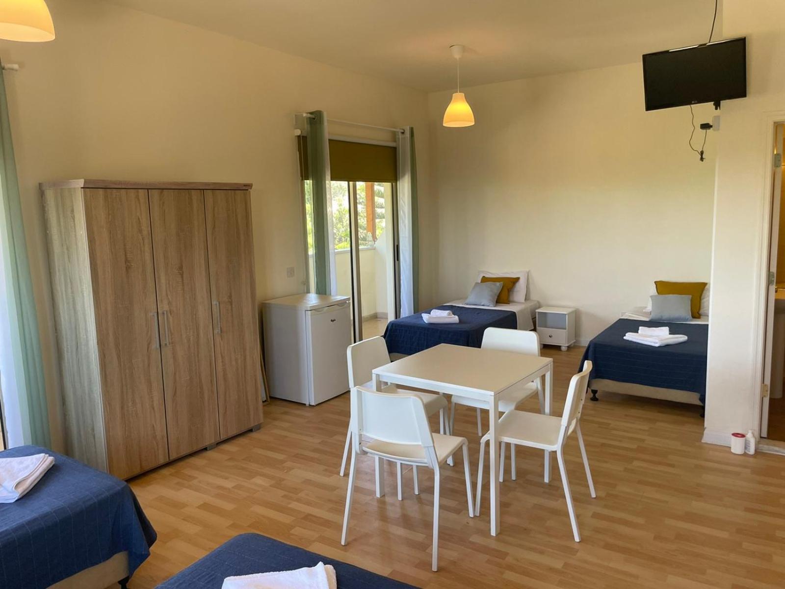 Family Room (2 Adults + 2 Children)