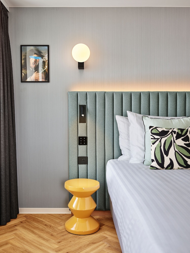 Deluxe Double Room High Floor thumbnail 6
