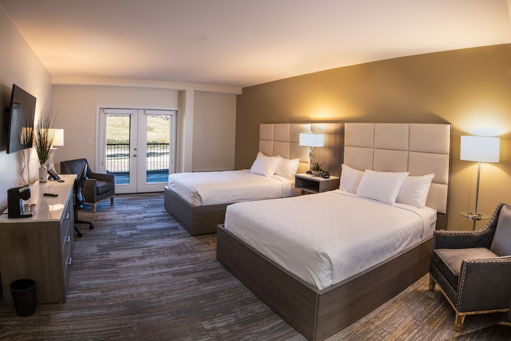 Deluxe Room, 2 Queen Beds, Balcony photo 1