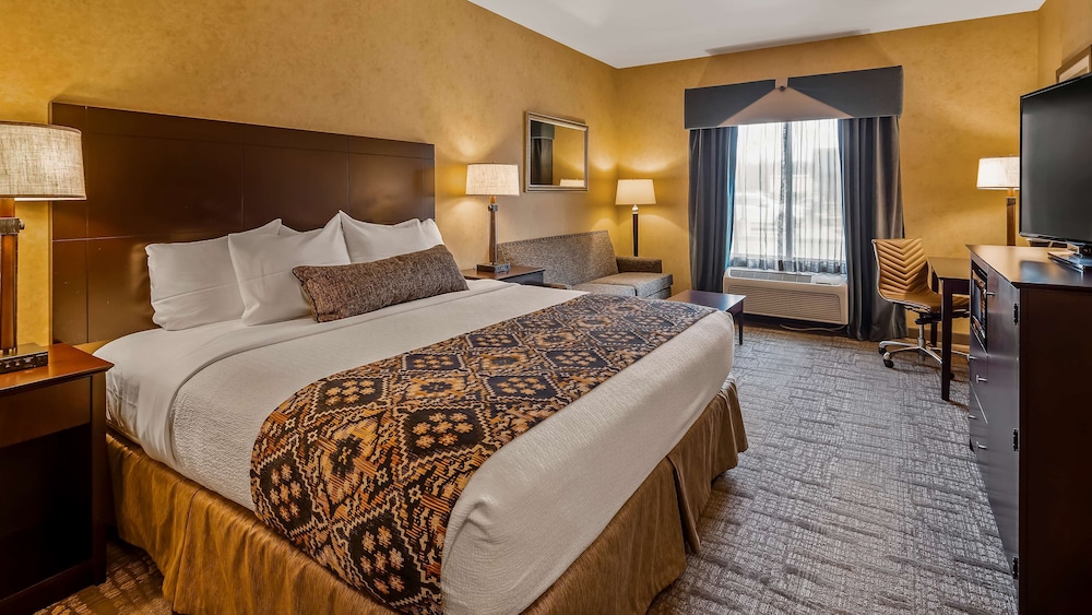 Suite, 1 King Bed, Non Smoking, Refrigerator & Microwave - Photo 1