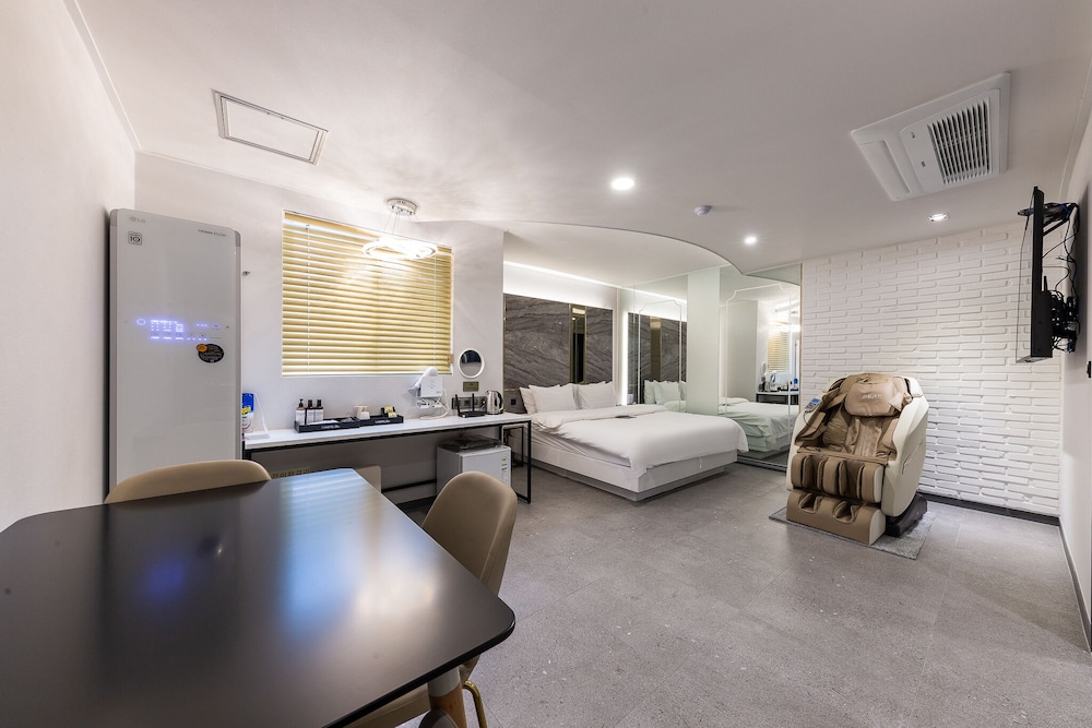 VIP Prestige / Free Ramyeon,Massage Chair Air Purifier,Finest Latex,Table,Styler,Netflix,Amenities - Photo 9