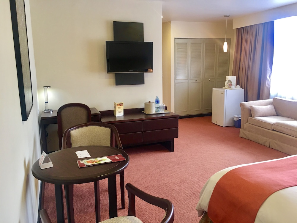 Suite, 1 King Bed, Non Smoking - Photo 3