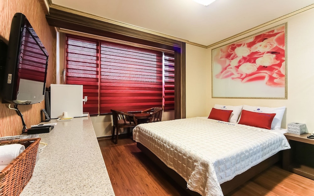 Room (Standard Room) - Photo 2