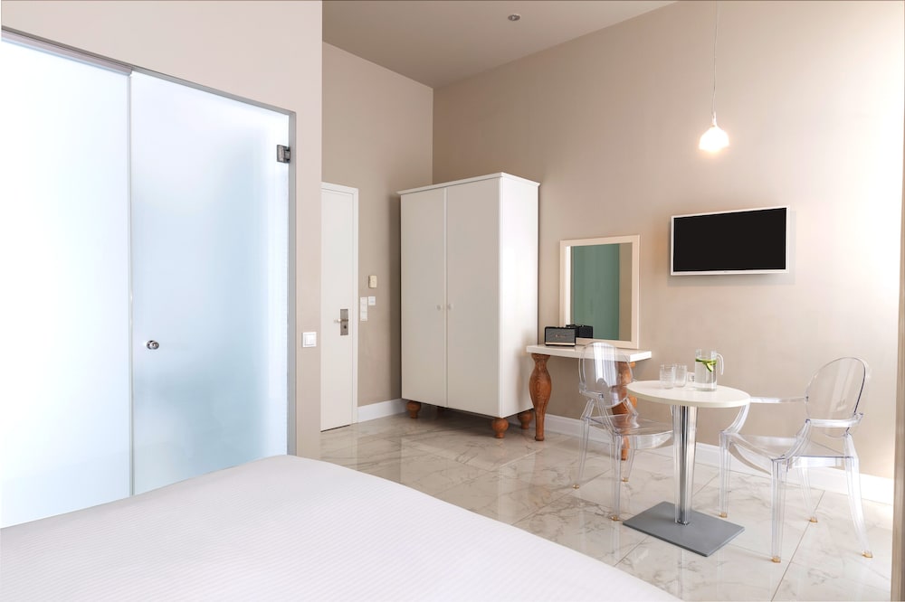 Superior Double Room, 1 Bedroom, Balcony, City View photo 2