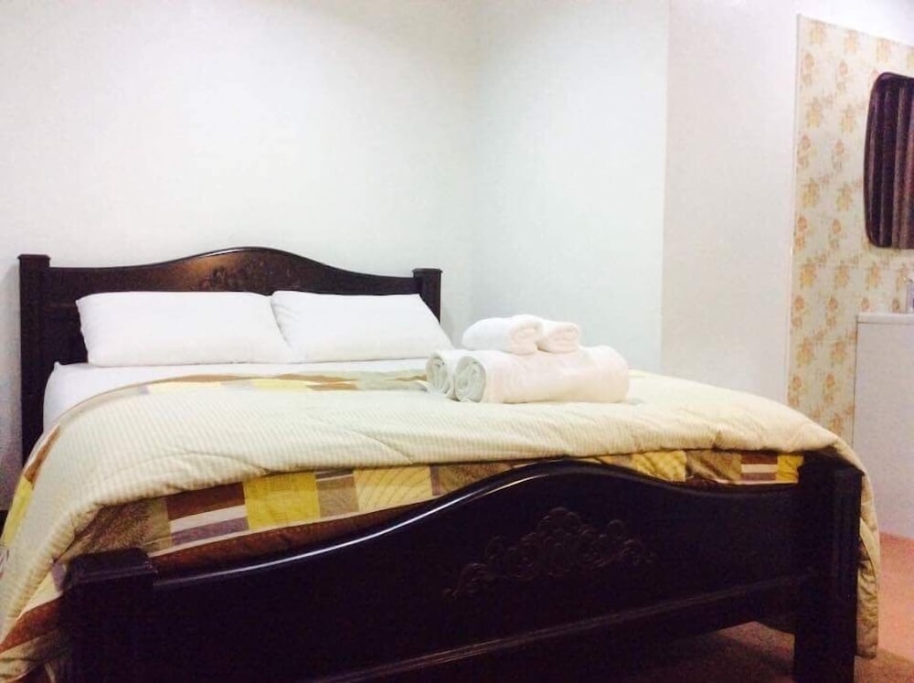 QUEEN BED ROOM