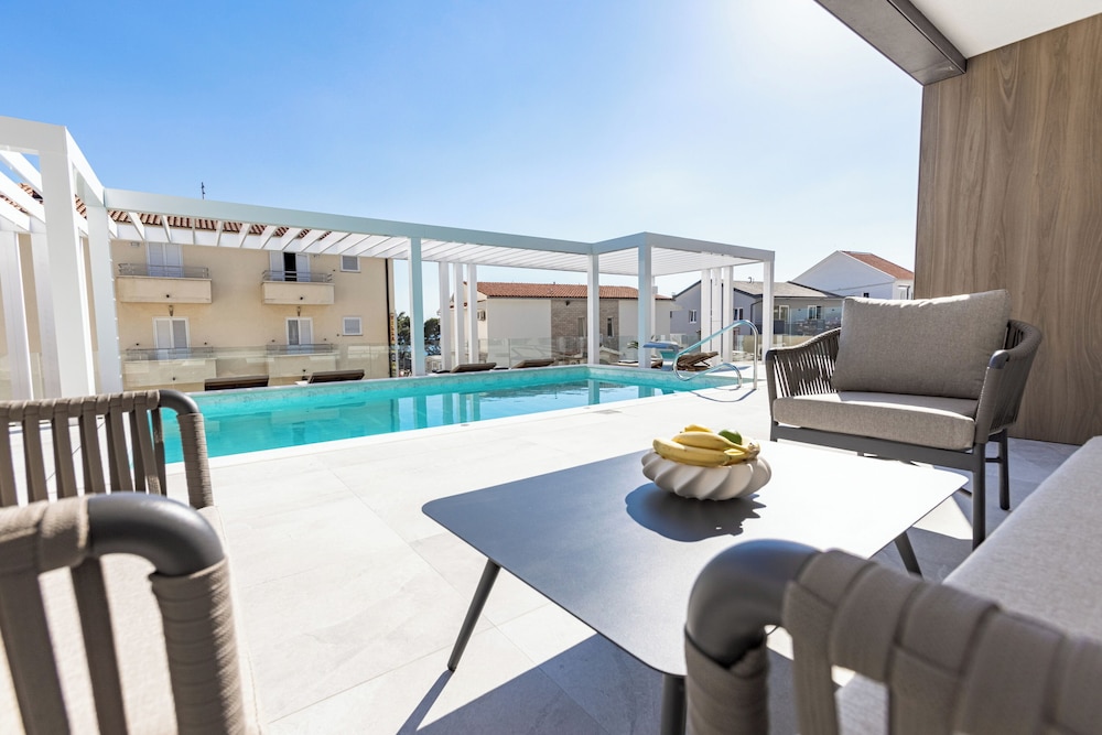 Deluxe Apartment, Balcony, Pool View photo 3
