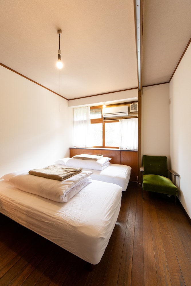 Economy Twin Room photo 2