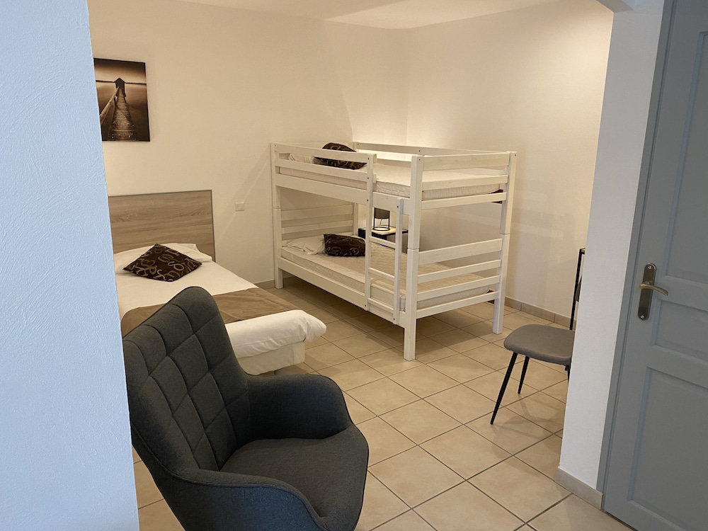 Family Room, Multiple Beds photo 3