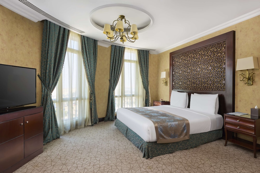 Junior Suite, 1 Bedroom, Club Lounge Access, City View (Maxim Suite) thumbnail 6