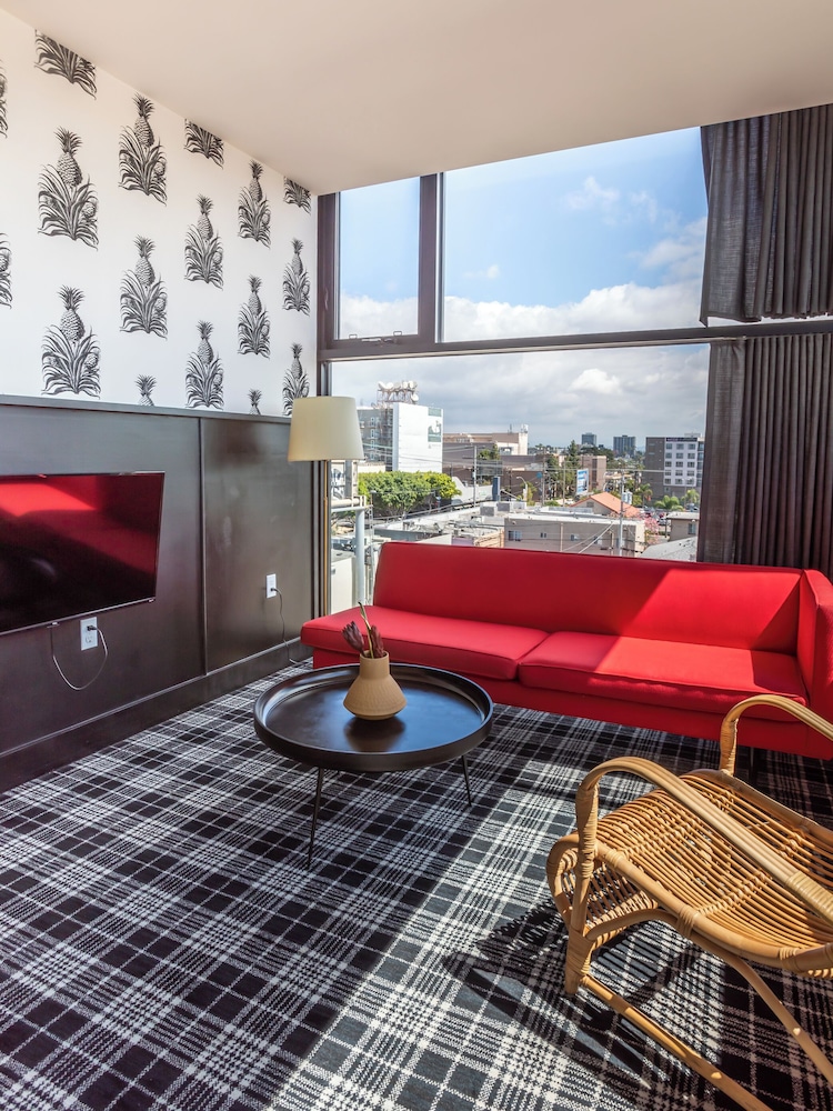 Signature Studio, City View - Photo 8