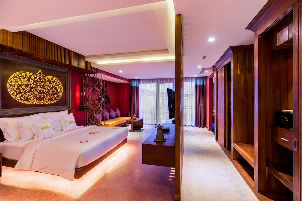 Premier Suite, Bathtub, Balcony with City View photo 2