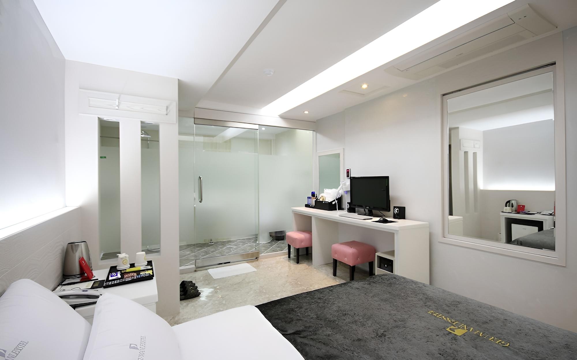 Room (Silver) photo 2