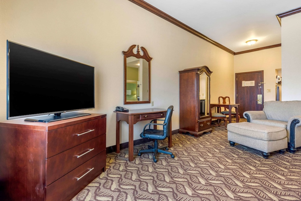 Efficiency Suite Nonsmoking, Hot Tub (NO PETS) photo 3