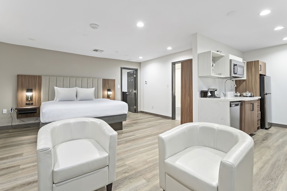 Suite, Multiple Beds, Non Smoking - Photo 8