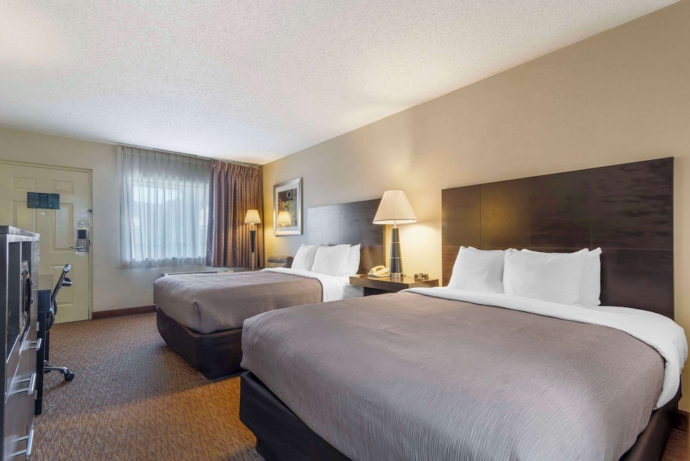 Standard Room, 2 Queen Beds, Non Smoking - Photo 4