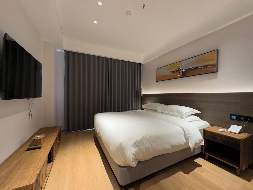 Comfort Double Room, 1 King Bed, Private Bathroom, Hill View photo 3