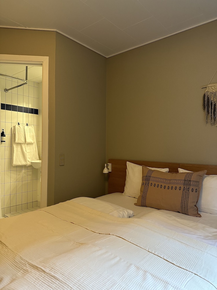 Standard Double Room, 1 Queen Bed, Non Smoking, Courtyard View (Medium) thumbnail 5