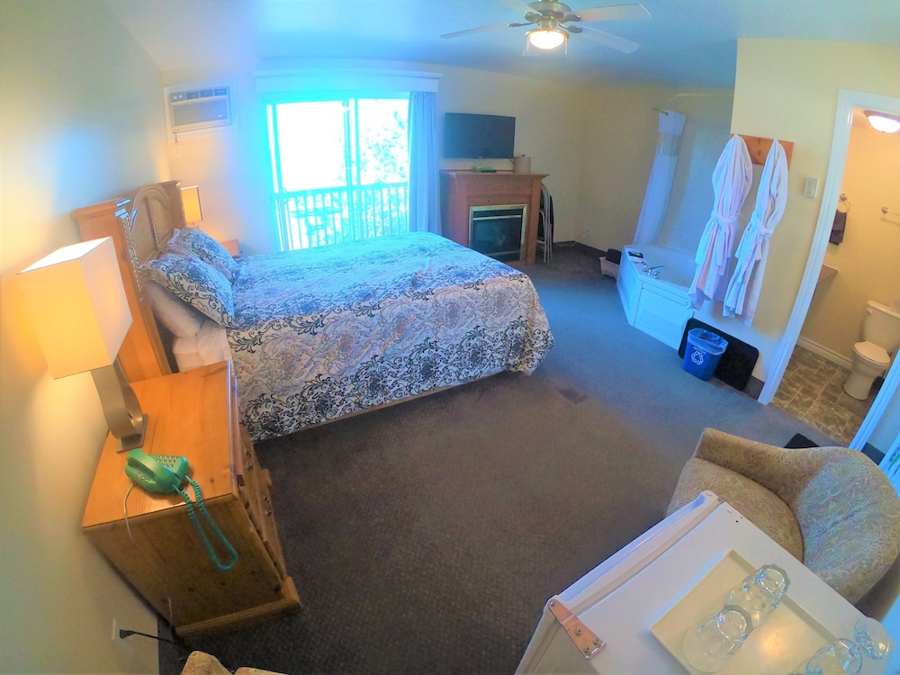 Deluxe Room, 1 Queen Bed, Jetted Tub, Lake View photo 1