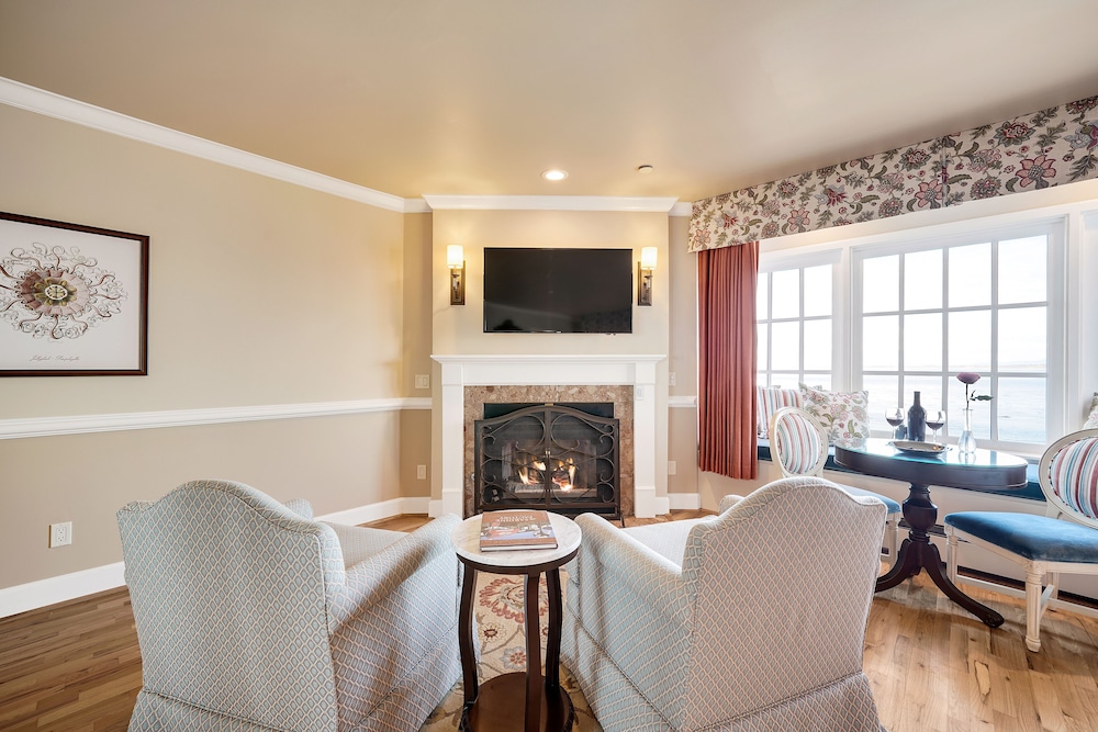 Room, 2 Queen Beds, Fireplace, Ocean View - Photo 3