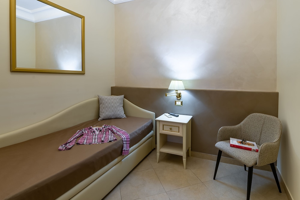 Family Room, City View (201) - Photo 12