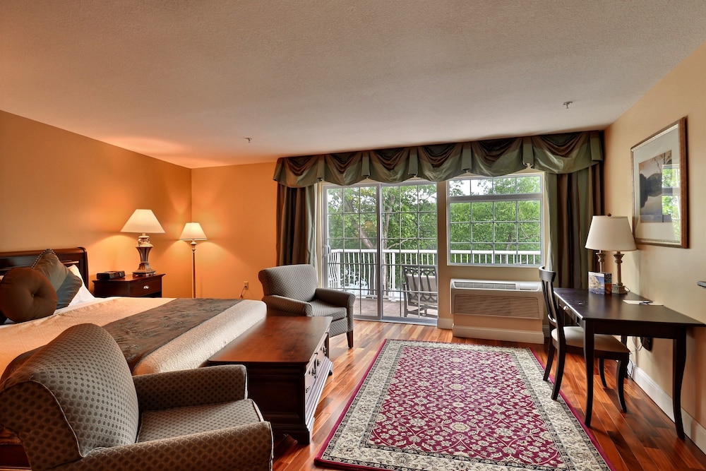 Standard Room, 1 King Bed, Balcony photo 2