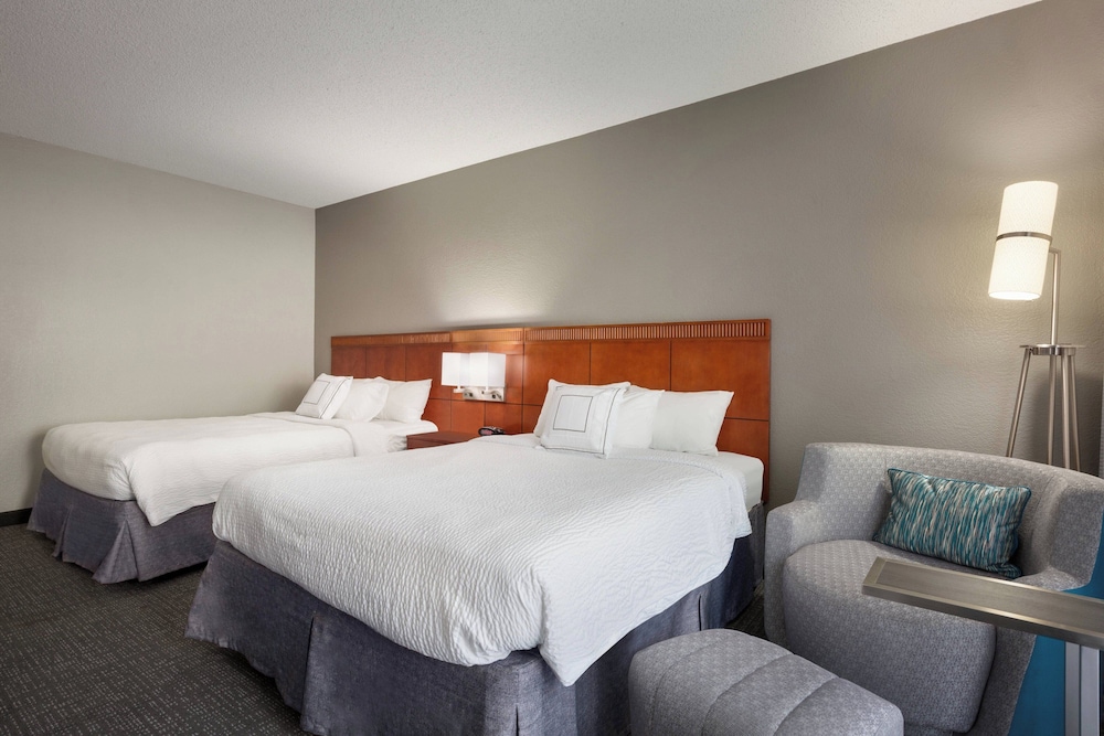 Room, 2 Queen Beds (Mobility/Hearing Access, Roll-in Shwr) photo 3