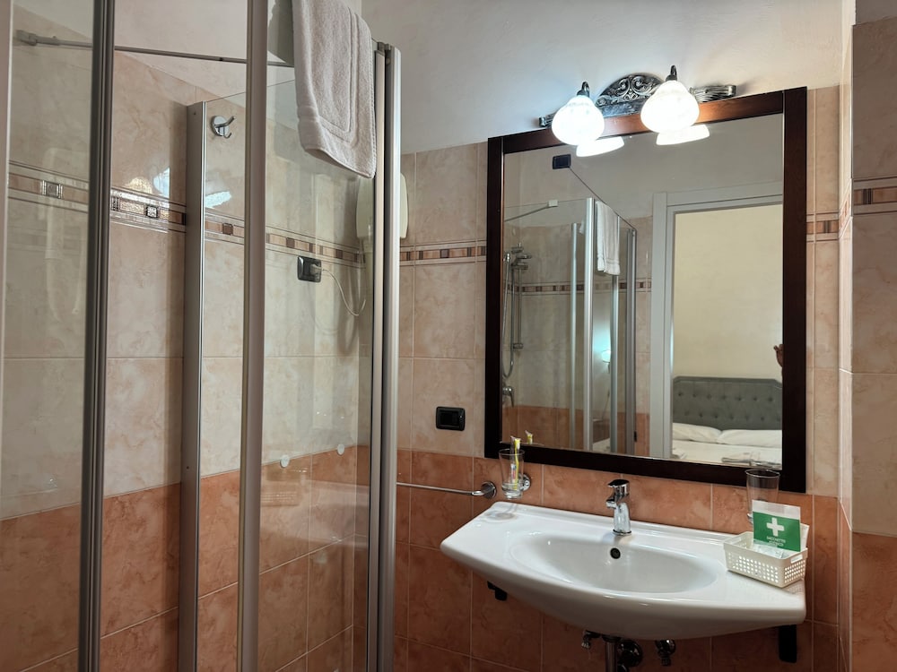 Business Double Room Single Use - Photo 9