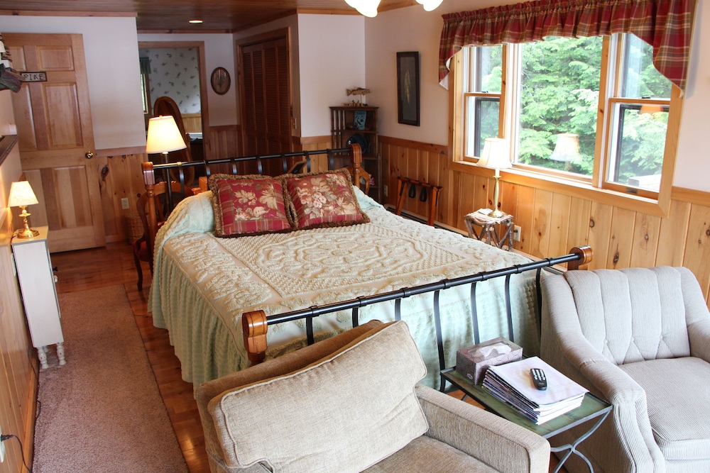 Deluxe Single Room, 1 Queen Bed, Balcony, Overwater (Pike Room) photo 3