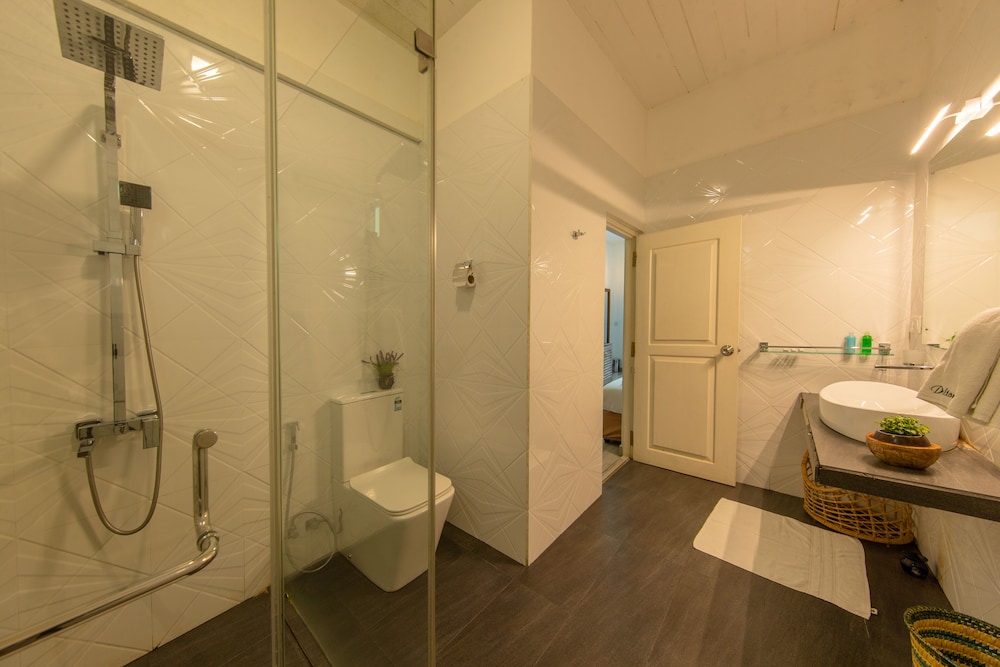 Deluxe Triple Room, 1 King Bed with Sofa bed, Non Smoking, Lake View photo 2