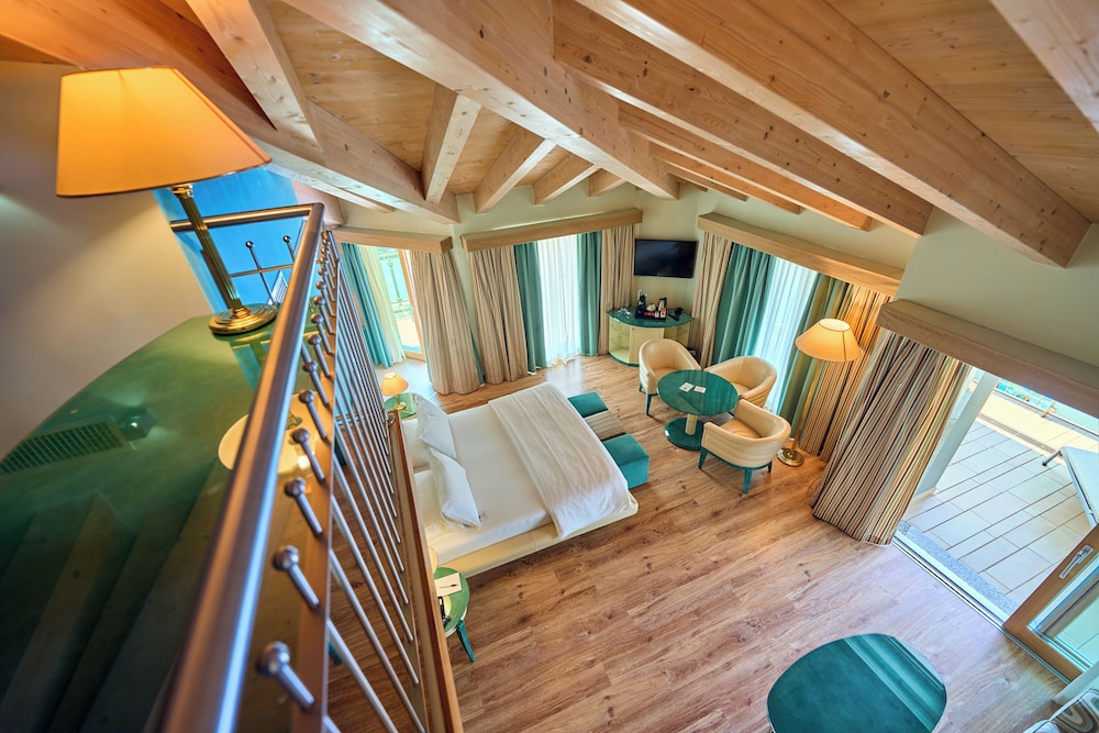 Deluxe Suite, Jetted Tub - Photo 1