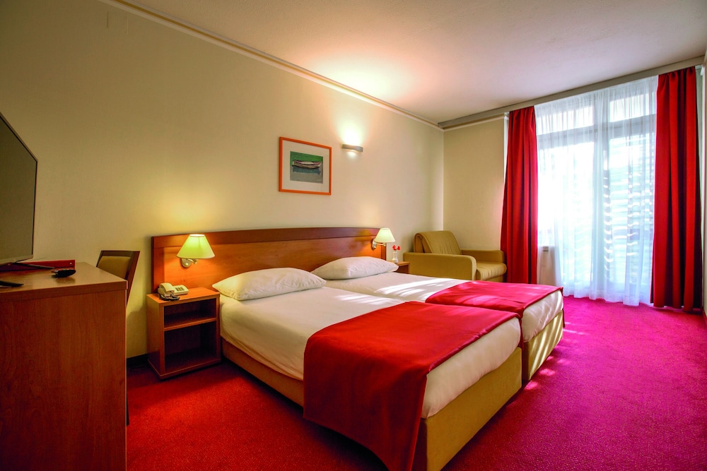 Twin Room + 1 18m² Courtyard/Park View with Balcony
