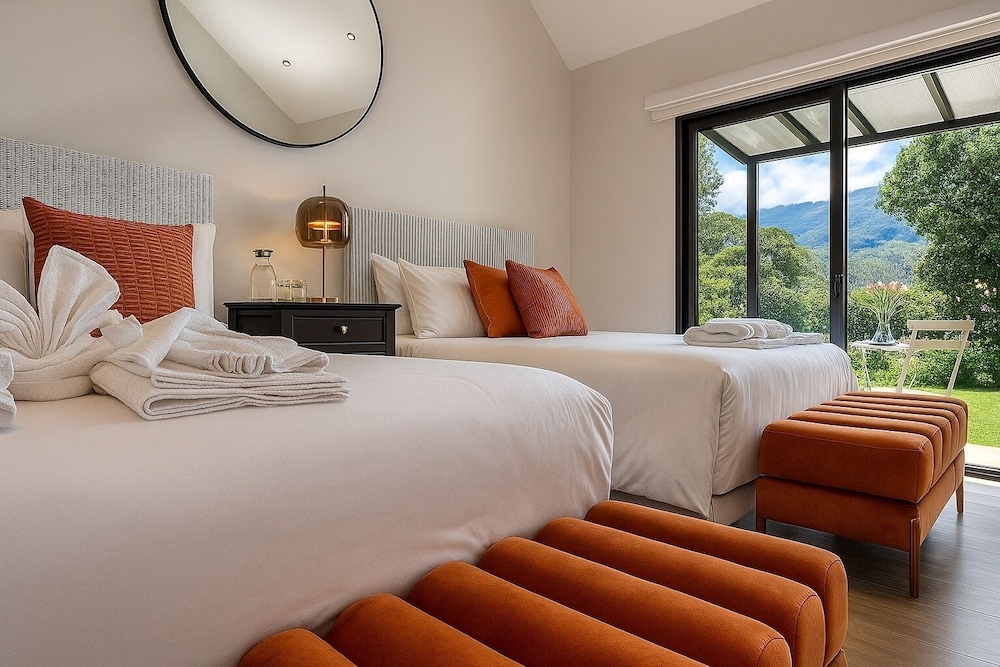 Family Room, 2 Queen Beds, Non Smoking, Mountain View photo 1
