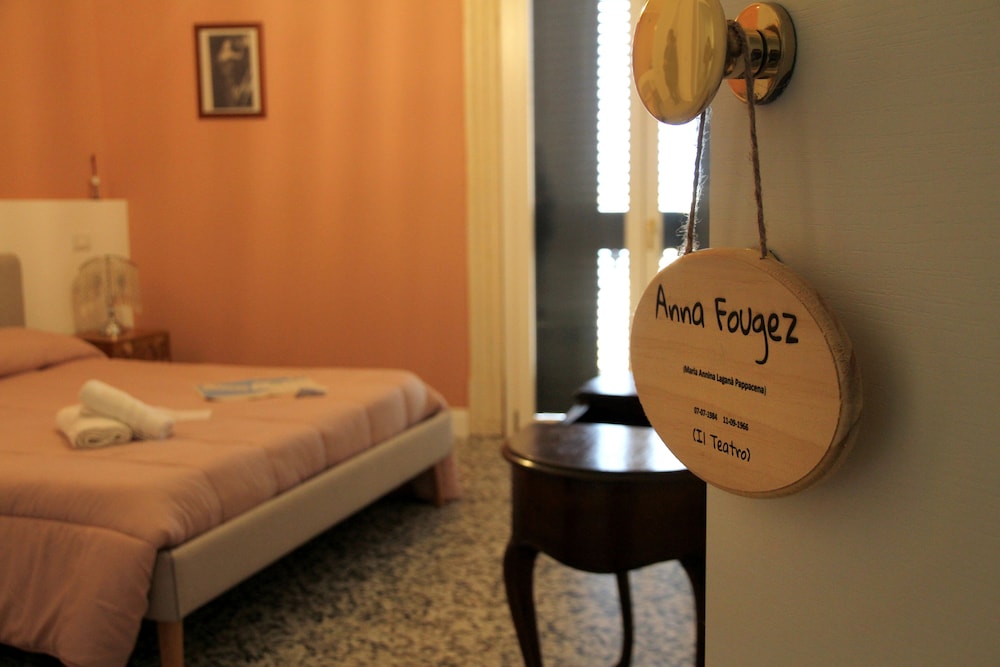 Anna Fougez, 1 queen bed photo 1