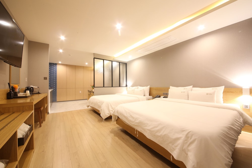 Family Room (1) - Photo 1