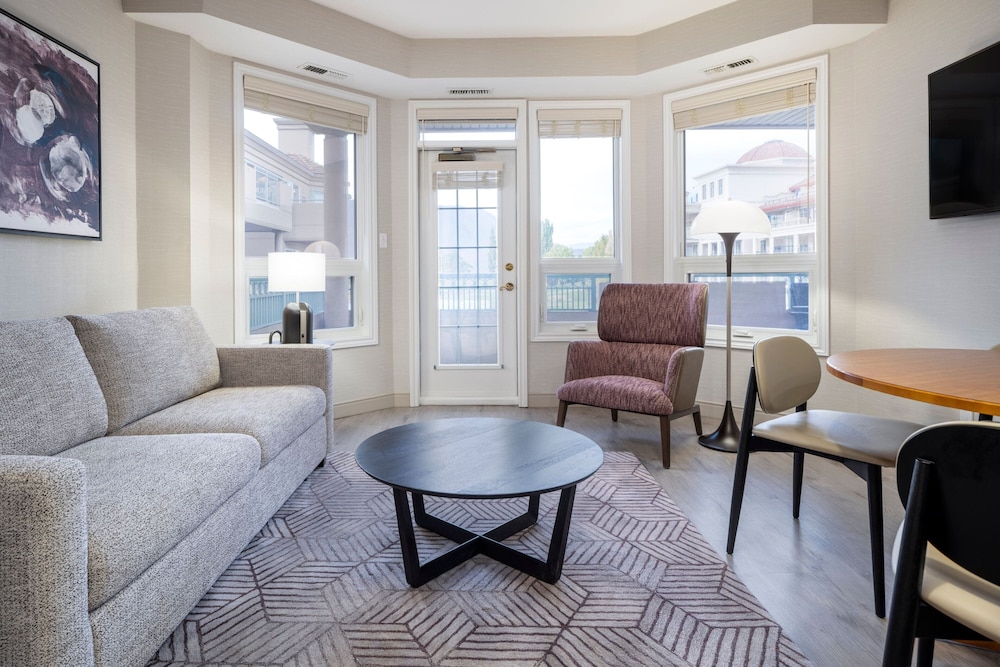 Grand Condo, 2 Bedrooms, Lake View (Balcony)