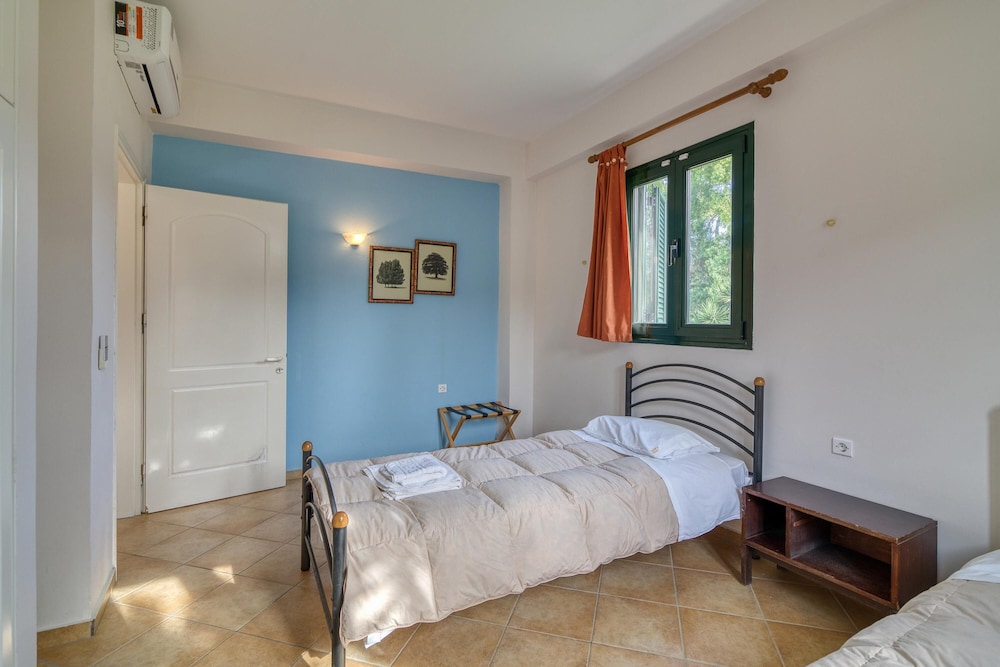 Family House, Multiple Bedrooms, Sea Facing (Analipsi Villas Beach Front 7)