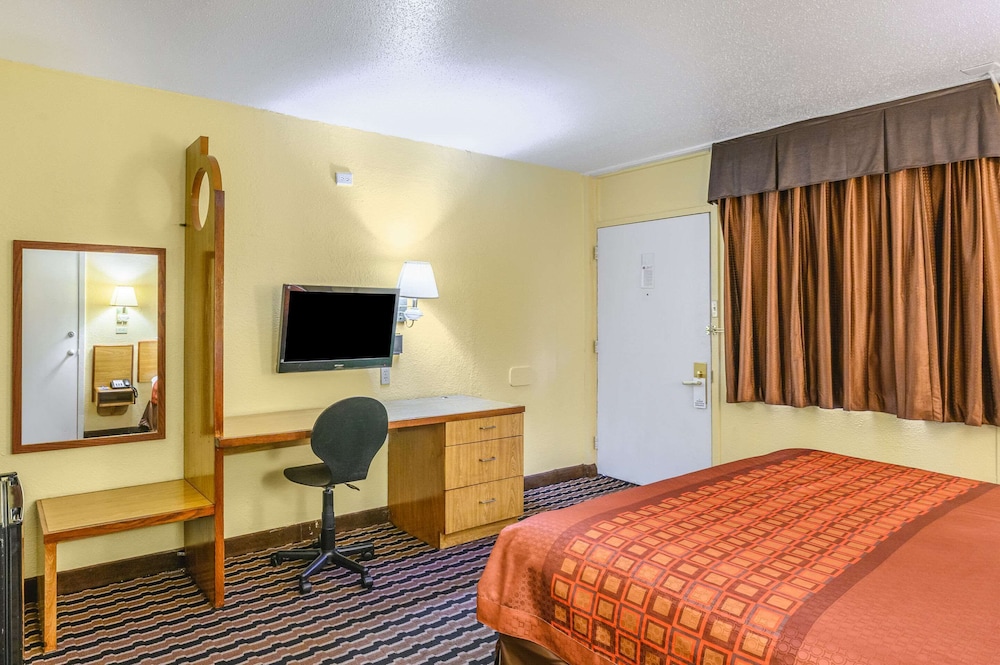 Standard Room, 1 King Bed, Smoking (Accessible) - Photo 2