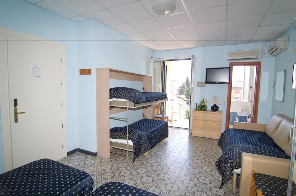 Quintuple Room (5 Pax)