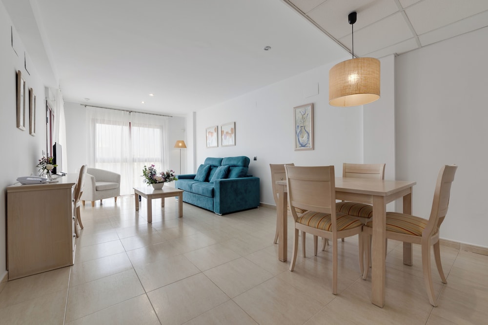 Family Room, 2 Bedrooms, Balcony, Garden View photo 3