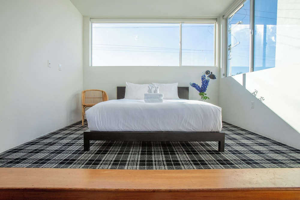 Premier Studio, City View - Photo 14