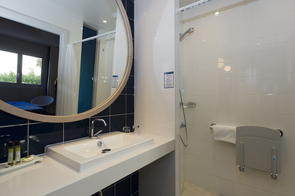 Deluxe Room, 1 Queen Bed, Balcony, Sea View - Photo 15