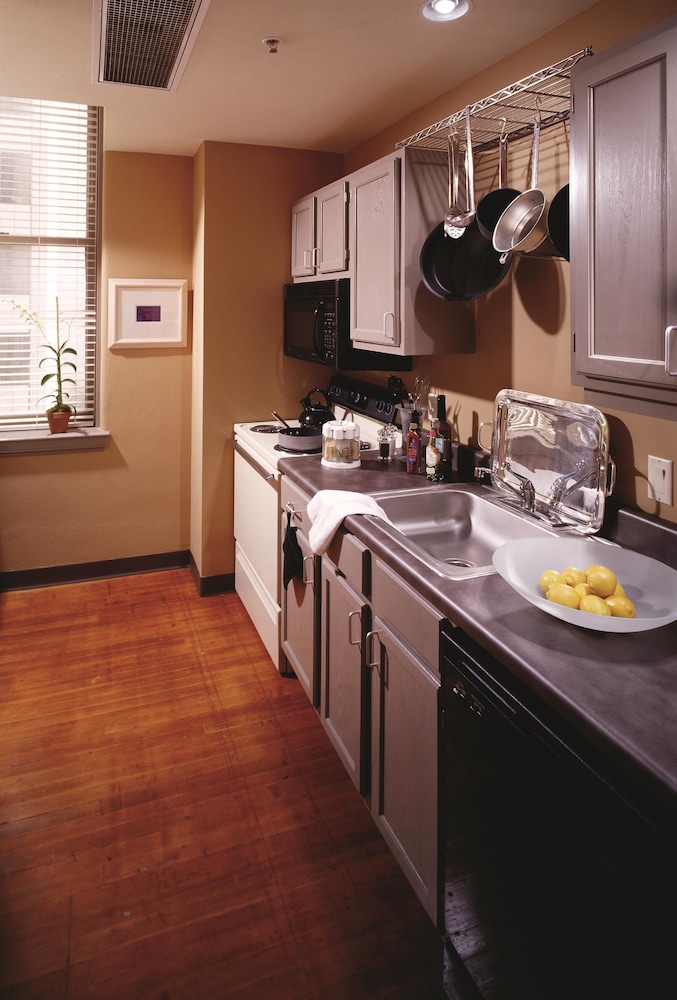 Queen Suite Accessible photo 2