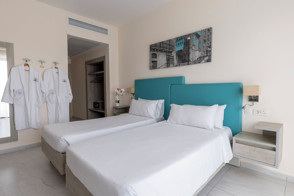 Standard Room, Balcony, Partial Sea View - Photo 3